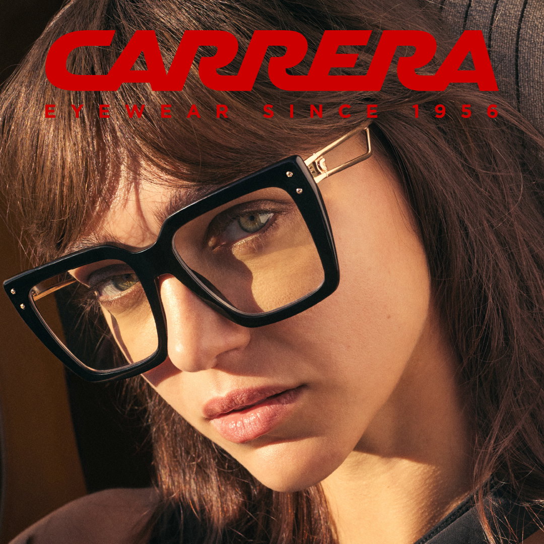 Das Bild zeigt das Gesicht einer Frau mit Brille. Darüber ist das Carrera Logo zu sehen.